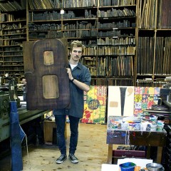 Dafi Kühne self-portrait with a large ampersand at Hatch Show Print in 2008